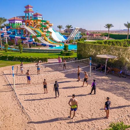 Charmillion Club Aquapark Hotel Sharm el-Sheikh Ngoại thất bức ảnh Tourists playing beach volleyball in Egypt