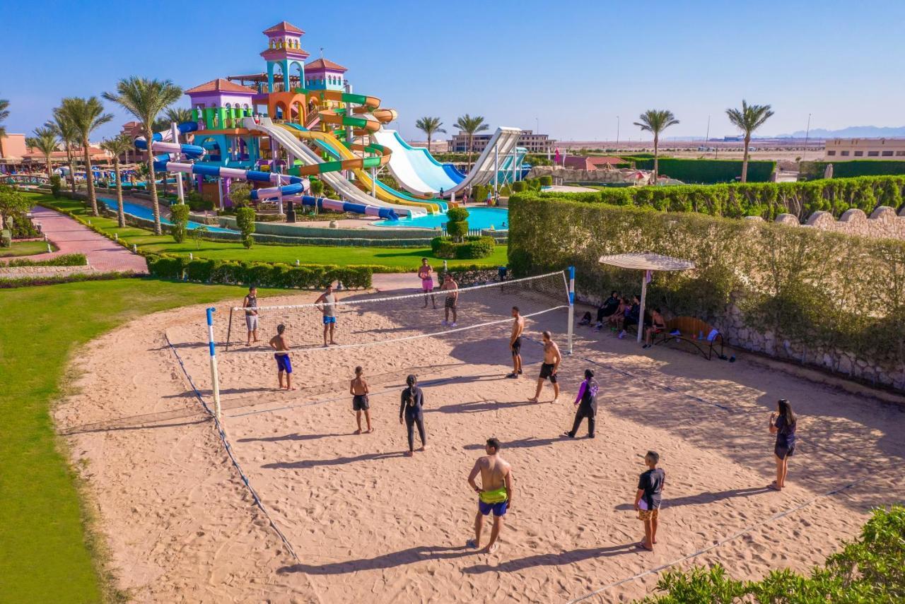 Charmillion Club Aquapark Hotel Sharm el-Sheikh Ngoại thất bức ảnh Tourists playing beach volleyball in Egypt