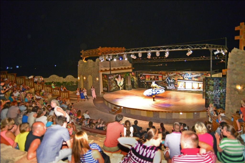 Charmillion Club Aquapark Hotel Sharm el-Sheikh Ngoại thất bức ảnh The amphitheater at the resort