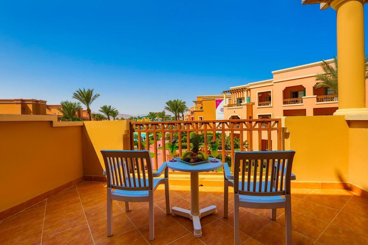 Charmillion Club Aquapark Hotel Sharm el-Sheikh Ngoại thất bức ảnh A balcony in a hotel